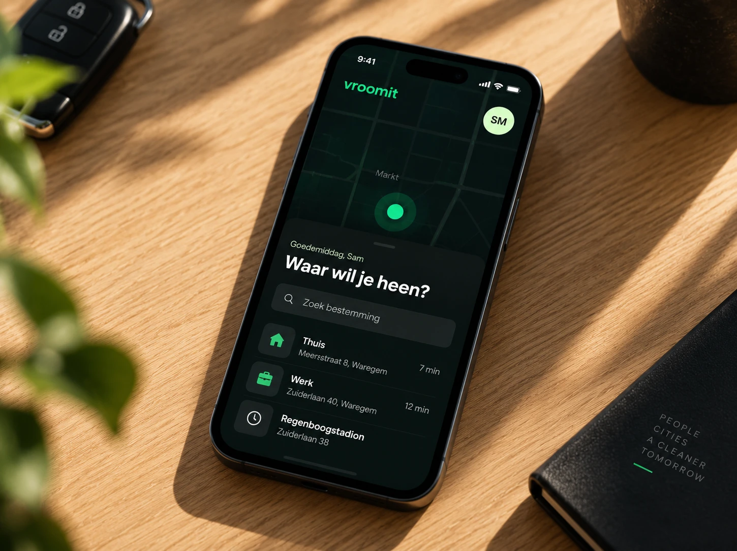 De Vroomit-app op een smartphone, met de kaart en het scherm 'Waar wil je heen?'